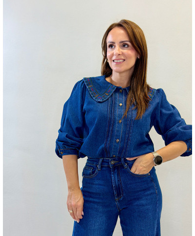 💙 CAMISA MAËLLE · DENIM CON CUELLO BORDADO· AZUL CLARA