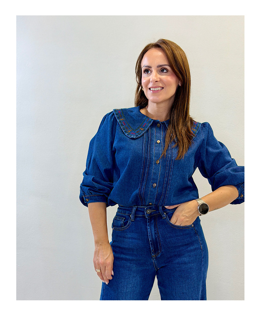 💙 CAMISA MAËLLE · DENIM CON CUELLO BORDADO· AZUL CLARA
