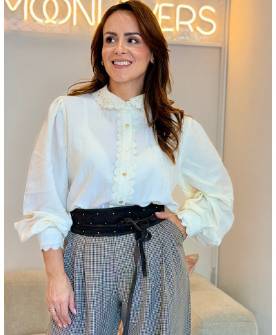 BLUSA CLOE · DETALLES DE ENCAJE· BLANCO ROTO