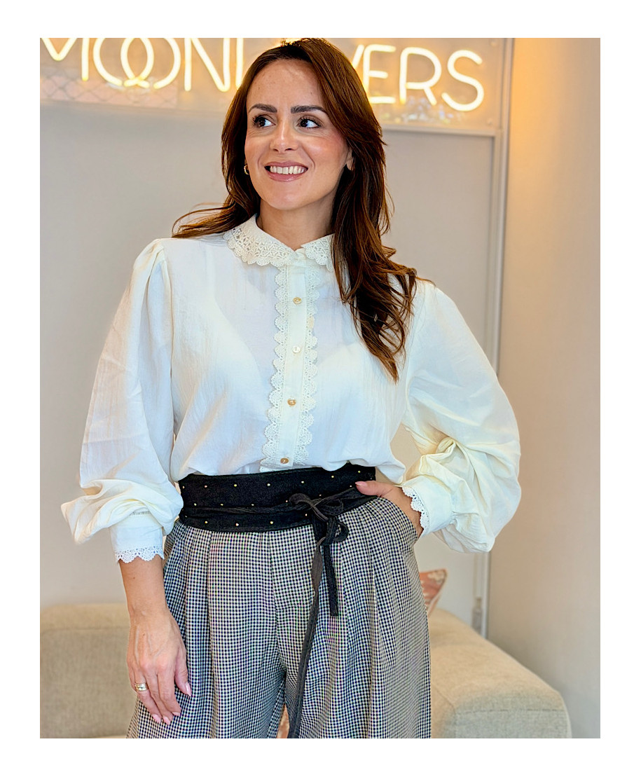 BLUSA CLOE · DETALLES DE ENCAJE· BLANCO ROTO