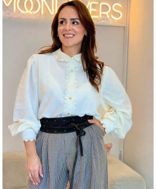 BLUSA CLOE · DETALLES DE ENCAJE· BLANCO ROTO